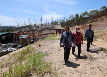 AMINUDDIN Harun turun padang ke lokasi serbuan Op Toksik di kilang yang terletak Batu 5 ¼, Jalan Jelebu, Pantai, Seremban hari ini.-UTUSAN/NUR SHARIEZA ISMAIL.