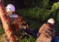 ANGGOTA bomba menjalankan operasi mengeluarkan mangsa yang terperangkap di dalam kereta yang terbabas dalam parit di Bagan Datuk hari ini. - UTUSAN/IHSAN JBPM