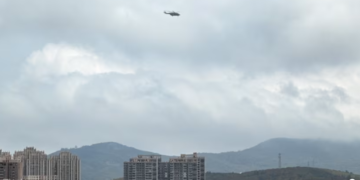 HELIKOPTER tentera China terbang melintasi pulau Pingtan, titik paling dekat di China dengan pulau utama Taiwan, di wilayah Fujian hari ini. -AFP