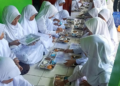 PELAJAR sekolah rendah Islam Gelarsari di Kabupaten Sukabumi, Jawa Barat, menerima makan tengah hari percuma semasa percubaan program. -AGENSI