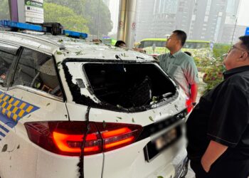 KERETA polis pengiring yang rosak pada bahagian belakang selepas terkena pokok tumbang di Jalan Pinang, Kuala Lumpur.