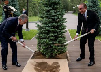 Anwar Ibrahim diberi penghormatan menanam  pokok cemara biru bersama  Shavkat Mirziyoyev di pekarangan Istana Presiden, Kuksaroy di Tashkent pada   17 Mei, 2024.– FB ANWAR IBRAHIM