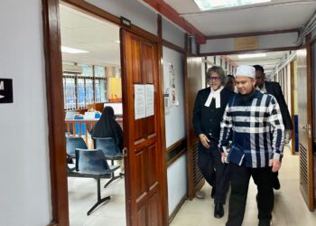 EBIT Lew semasa menghadiri perbicaraan di Mahkamah Majistret Tenom, hari ini.