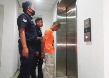BURUH yang mengaku salah melakukan amang seksual fizikal anak tiri perempuannya dibawa keluar dari Mahkamah Sesyen Kuala Terengganu, semalam - UTUSAN/TENGKU DANISH BAHRI TENGKU YUSOFF