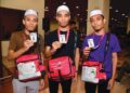 MUHAMMAD Nazirul Haqimi Zulkeflee (tengah) Muhammad Nazirul Hazimi (kanan) dan Muhammad Nazirul Fatihi menunjukkan kad nama haji di Lapangan Terbang Sultan Mahmud, Kuala Nerus, Terengganu, kelmarin. - UTUSAN/PUQTRA HAIRRY ROSLI