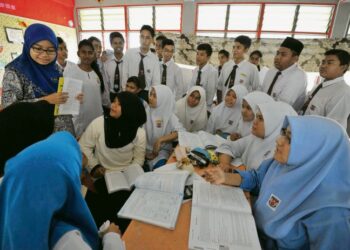 MAHU atau tidak, guru tiada alasan untuk hanya kekal mendidik menggunakan kaedah kuno semata-mata sebaliknya perlu berganjak dan menguasai dunia digital sepenuhnya.