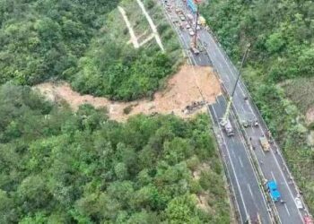 GAMBAR dari udara menunjukkan pasukan penyelamat bekerja di tapak bahagian jalan runtuh di Lebuhraya Meizhou-Dabu di Meizhou, Wilayah Guangdong, selatan China, hari ini. AGENSI