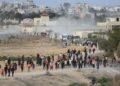 PENDUDUK Palestin menyerbu trak mengangkut bantuan kemanusiaan antarabangsa dari Jeti Trident yang dibina Amerika Syarikat berhampiran Nuseirat di tengah Gaza pada 18 Mei lalu. -AFP