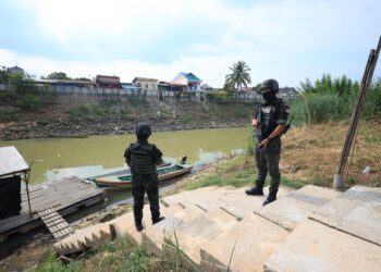 ANGGOTA PGA melakukan rodaan bagi memastikan kawalan sempadan Malaysia-Thailand di Kelantan berada pada tahap terbaik. – UTUSAN/KAMARUL BISMI KAMARUZAMAN