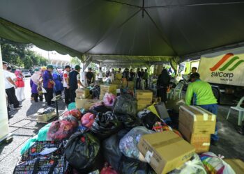 TIMBUNAN pakaian terpakai yang dihantar orang ramai pada Program Pandu Lalu Fabrik Terpakai Secara Percuma, Sampah Untuk Tunai dan Penjualan Minyak Masak Terpakai sempena Fiesta 3R Kedah di pekarangan Stadium Darul Aman, Alor Setar.