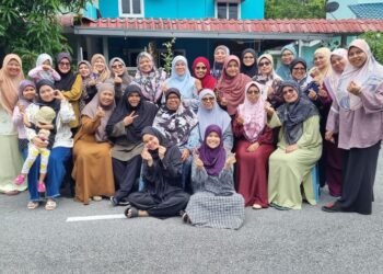 GOLONGAN wanita yang bertungkus-lumus menjayakan program Jamuan Kejiranan di TKP21 dan TKP21A, Taman Kantan Permai, Kajang, Selangor, baru-baru ini.