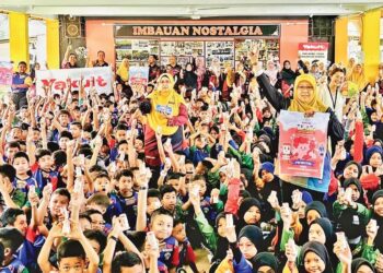 SEBAHAGIAN murid yang memeriahkan program Misi Sihat Yakult 3.0 sempena Hari Kesihatan Penghadaman Dunia bertemakan ‘Murid Sihat Cemerlang Sukan’ di Sekolah Kebangsaan (SK) Seri Tunjong, Beseri, Perlis, baru-baru ini.