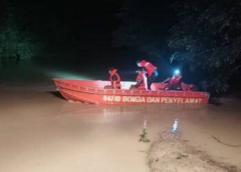 PASUKAN bomba menjalankan operasi mencari dan menyelamat seorang warga emas yang dikhuatiri lemas di Sungai Kampung Balai Badang, Buloh Kasap, Segamat.