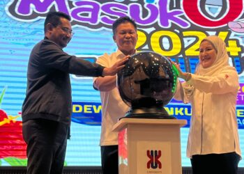 RAZLI Che Razak (tengah) merasmikan penutup program Jom Masuk U Zon Timur di Universiti Malaysia Kelantan (UMK) Kampus Bachok, Kelantan, hari ini. - UTUSAN/TOREK SULONG