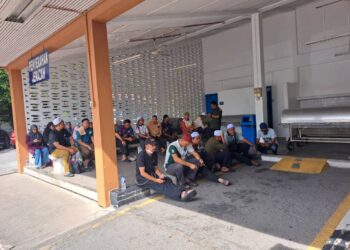 AHLI keluarga mangsa kemalangan maut di lebuh raya WCE menunggu proses bedah siasat dan tuntutan jenazah di Unit Forensik Hospital Taiping, hari ini. - UTUSAN