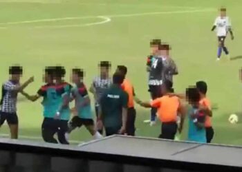 TANGKAP layar video pergaduhan membabitkan pemain belia Melaka FA dan Sri Pahang pada Ahad lalu.