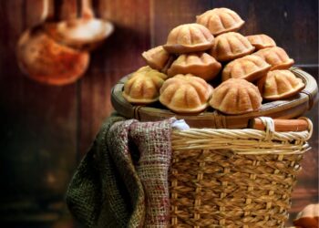 KUIH tradisional bahulu memberi aroma desa yang menggamit kenangan. Elemen asapnya memberi rangsangan kepada deria manusia untuk menghayati kehangatan kuih bahulu yang baharu dibakar. - ISYRAQ NASIR