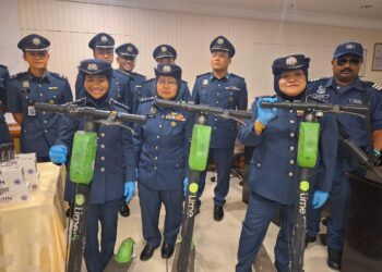 NORLELA (tengah) menunjukkan skuter elektrik yang dirampas pihaknya di Pejabat Kastam Pelabuhan Utara, Klang hari ini.-FOTO/ ISKANDAR SHAH MOHAMED