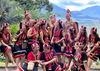 KUMPULAN penari kebudayaan Bidayuh yang turut membuat persembahan semasa acara tahunan Bung Bratak.
