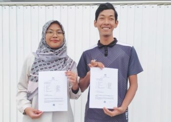 Muhammad Arif Naufal Nazri dan adiknya, Nur Ain Maisarah Nazri menunjukkan keputusan SPM 2023 kelmarin.