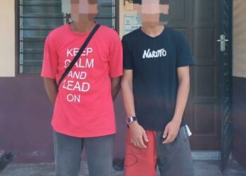 REMAJA yang tidak menduduki peperiksaan SPM 2023 (kanan) kerana mahu membantu keluarga bersama bapanya ketika ditemui di Teluk Intan. - UTUSAN/AIN SAFRE BIDIN