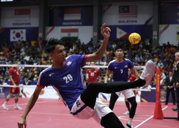 HAZIQ Hairul Nizam cuba menyelamatkan bola ketika berdepan Thailand dalam aksi final acara berpasukan di Piala Dunia Sepak Takraw 2024 di Stadium Titiwangsa, hari ini. GAMBAR- AMIR KHALID