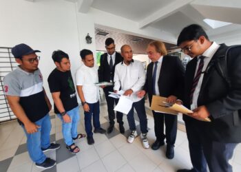 KULDEEP Singh Gill (dua kanan) berbincang dengan keluarga Muhammad Khairul Syafiq Ahmad selepas menghadiri prosiding di Mahkamah Majistret Kulim. -UTUSAN/AZAHAR HASHIM
