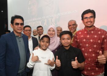 FADHLINA (tengah) bersama barisan penerbit dan pelakon Memoir Seorang Guru di Kompleks Studio Merdeka, malam tadi. - Foto oleh MUHAMAD IQBAL ROSLI