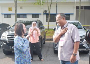 PANG Sock Tao saling menyapa dengan Khairul Azhari Saut selepas kerap kali terserempak antara satu sama lain sepanjang kempen PRK Kuala Kubu Baharu di Hulu Selangor, Selangor. – UTUSAN / M. FIRDAUS. M. JOHARI