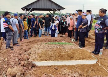 ANAK sulung arwah, NUR Ielfa Syahirah Md. Rizal menyiram air mawar ke atas pusara ayahnya di Tanah Perkuburan Islam Seksyen 21, Shah Alam, Selangor hari ini-FOTO/ MOHAMAD NAUFAL MOHAMAD IDRIS