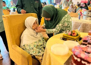ANAK-anak Sapiah Hassan meraikannya pada majlis kesyukuran ulang tahun kelahiran ke-100 di sebuah hotel di Banda Hilir, Melaka