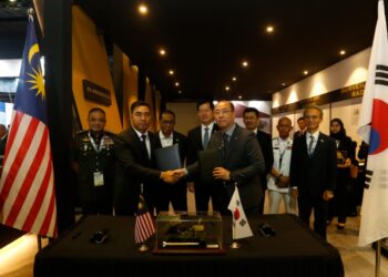 MUHAMMAD Ikmal Opat Abdullah menandatangani perjanjian kerjasama dengan wakil Hawnha Aerospace dari Korea Selatan. - IHSAN WBG