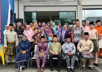 Sebahagian golongan mualaf dan saudara baharu Muslim bersama kakitangan Majlis Ugama Islam Pahang dan tetamu dari agensi agama Islam daerah sempena jamuan hari raya di Maran, Pahang baru-baru ini. – UTUSAN/HARIS FADILAH AHMAD