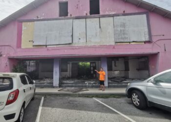 CHEW Thiam Hock menunjukkan keadaan pawagam yang terbiar di Teluk Intan. - UTUSAN/AIN SAFRE BIDIN