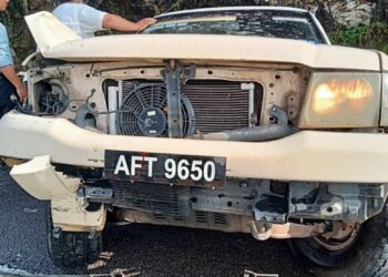 KEADAAN pacuan empat roda Mitsubishi Pajero KKM yang terlibat nahas jalan raya di Kilometer 263.4, Lebuh Raya Utara-Selatan arah selatan di sini hari ini.-IHSAN JBPM