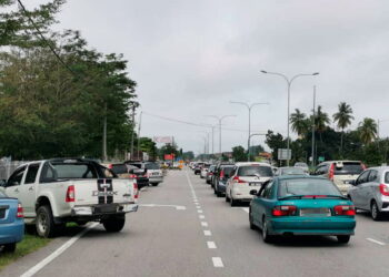 TREND pengguna jalan raya yang meletak kenderaan tanpa mengambil kira pengguna jalan raya lain menimbulkan bahaya dan kesulitan. – GAMBAR HIASAN