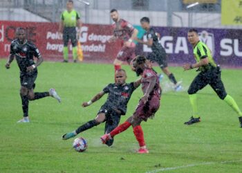 PERLAWANAN antara Kedah Darul Aman (KDA) FC menentang PDRM FC di Stadium Majlis Perbandaran Selayang (MPS) berlangsung dalam keadaan hujan lebat, dalam perlawanan itu KDA FC menang 1-0.- GAMBAR: AMIR KHALID