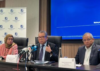 PENGERUSI SC, Datuk Seri Awang Adek Hussin (TENGAH) dalam sidang akhbar Forum Global Mengenai Ekonomi dan Kewangan Islam 2024 di sini, hari ini.