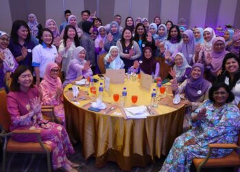 MAJLIS pelancaran Sekolah Wanita yang disempurnakan Wan Azizah Wan Ismail di Putrajaya.-UTUSAN/MOHD HUSNI MOHD NOOR
