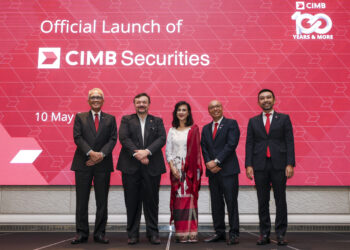 MENTERI Kewangan II, Senator Datuk Seri Amir Hamzah Azizan (dua dari kiri) bergambar bersama Pengerusi Kumpulan CIMB, Datuk Mohd. Nasir Ahmad (kiri), Novan Amirudin (kanan), Ketua Pegawai Eksekutif Kumpulan CIMB, Datuk Abdul Rahman Ahmad (dua dari kanan) dan Ketua Pegawai Eksekutif CIMB Securities, Ruzi Ranith Ajith pada Majlis Pelancaran CIMB Securities di Hotel St. Regis di sini, semalam. UTUSAN/MUHAMAD IQBAL ROSLI