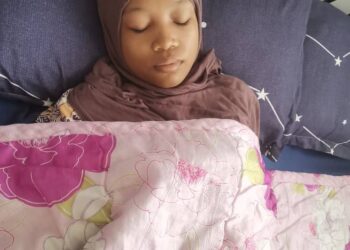 NUR Alyea Summaya Welfredolin dalam keadaan lemah di kediamannya di Kinarut, Papar.