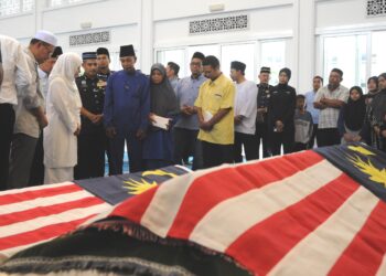 Raja Permaisuri Agong Raja Zarith Sofiah bertemu dengan keluarga  Allahyarham Konstabel Ahmad Azza Fahmi Azhar, 22, dan Allahyarham Konstabel Muhamad Syafiq Ahmad Said, 24, di Masjid Tunku Laksamana Abdul Jalil, Ibu Pejabat Polis Kontinjen (IPK) Johor , Johor Bahru disini. UTUSAN/RAJA JAAFAR ALI