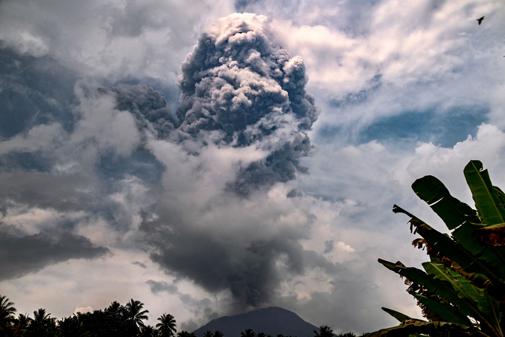 Gunung Ibu meletus lagi, memuntahkan abu panas