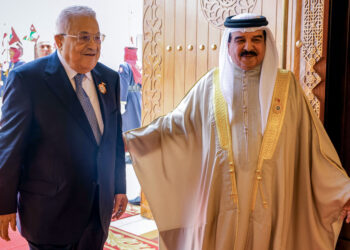 RAJA Bahrain, Raja Hamad Isa Al Khalifa menyambut ketibaan Presiden Palestin, Mahmud Abbas semasa sidang kemuncak Liga Arab kali ke-33 di Manama, Bahrain. -AFP