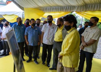 SULTAN Sallehuddin Sultan Badlishah dan Sultanah Maliha Tengku Ariff bersama Dzulkefly Ahmad serta Alexander Nanta Linggi ketika Lawatan Tapak Projek Pembinaan Bangunan Tambahan Hospital Sultanah Maliha, Langkawi.