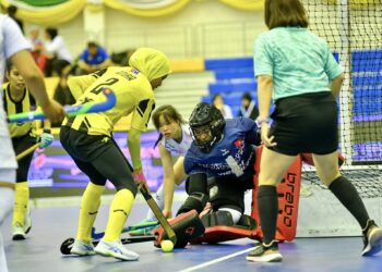 PEMAIN negara cuba mengasak penjaga gol Vietnam dalam aksi pertama  Kejohanan Piala Asia Hoki Dalam Dewan yang berlangsung di Thailand National Sport University (TNSU) Kampus Chonburi, Thailand hari ini- IHSAN PERSEKUTUAN HOKI ASIA