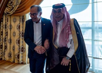 Anwar Ibrahim menerima kunjungan Dr. Majid Al-Kassabi di Bangunan Perdana Putra di Putrajaya semalam.