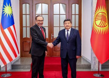 ANWAR Ibrahim mengadakan pertemuan dengan Akylbek Zhaparov sempena lawatan dua hari beliau di negara itu.-FACEBOOK ANWAR IBRAHIM