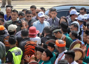 ANWAR Ibrahim diiringi Ketua Menteri Melaka, Datuk Seri Ab. Rauf Yusoh ketika tiba di Dataran Pahlawan, Banda Hilir, Melaka untuk Sambutan HBN 2024.