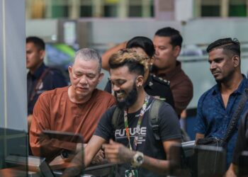 FADILLAH bertemu dengan pengguna ketika melakukan lawatan mengejut ke CIQ BSI, Johor Bahru. – Facebook/Fadillah Yusof